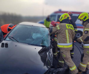 Dobrąg. Wypadek na DK 16. Kierująca BYŁA ZAKLESZCZONA w aucie [ZDJĘCIA]