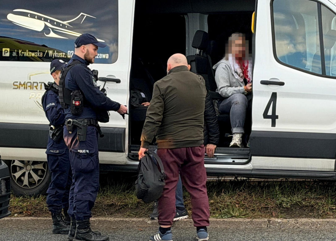 Bus przewożący osoby na lotnisko zjechał z jezdni i z ogromną siłą uderzył w słup trakcji tramwajowej