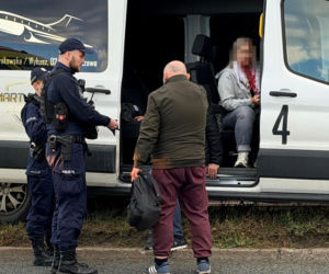 Bus przewożący osoby na lotnisko zjechał z jezdni i z ogromną siłą uderzył w słup trakcji tramwajowej