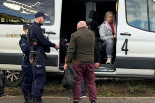 Bus przewożący osoby na lotnisko zjechał z jezdni i z ogromną siłą uderzył w słup trakcji tramwajowej