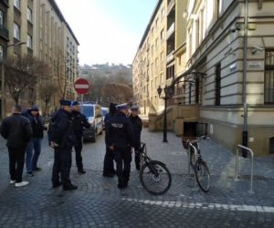 Protest Ukraińców przez konsulatem rosyjskim w Krakowie