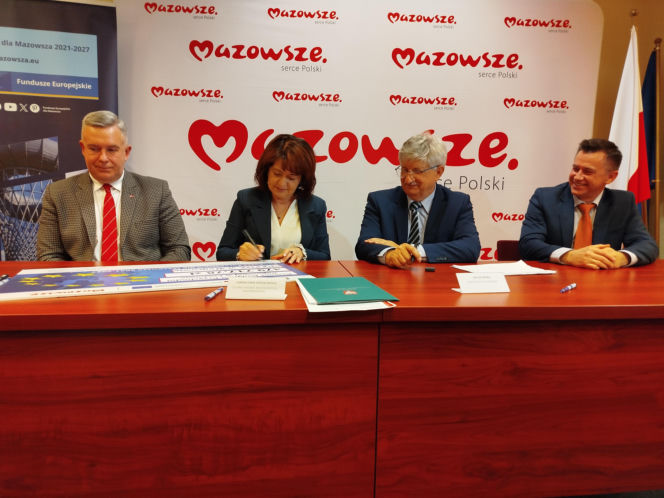 Podpisanie umowy na dotację unijną dla SPZOZ w Węgrowie na remont przychodni w Łochowie