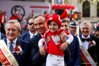 Gwiazdy, najważniejsi politycy, a nawet miss! Parada Pułaskiego przyciąga znane nazwiska