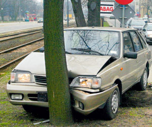 Pijak kazał dziecku wieźć się autem