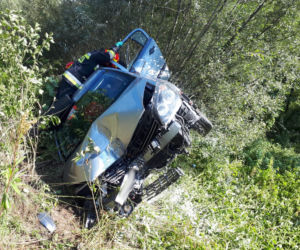 O krok od tragedii w Naszacowicach. Opel uderzył w latarnię i zatrzymał się na skarpie