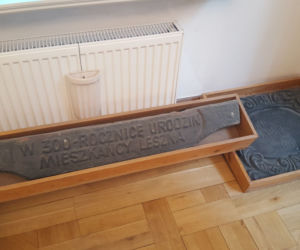 Na leszczyński ratusz wrócą pamiątkowe tablice i herb miasta