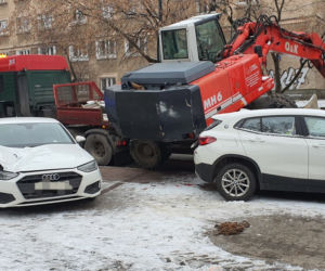 Koparka przewróciła się na 3 samochody