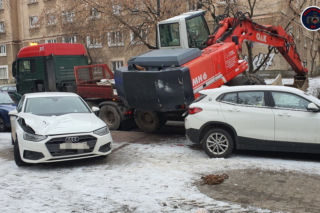 Niezabezpieczona koparka ZMIAŻDŻYŁA na trzy auta. Dobrze, że nikogo nie było w środku [GALERIA]