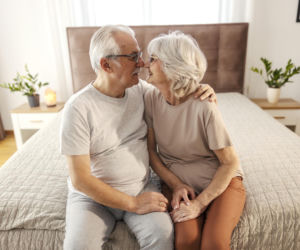 Seks po 70. roku życia. Dane pokazują, ilu seniorów pozostaje aktywnych w łóżku