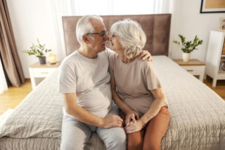 Seks po 70., a nawet 90. roku życia. Dane pokazują, ilu seniorów pozostaje aktywnych w łóżku