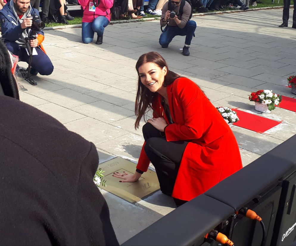Agnieszka Radwańska odsłania swoją pamiątkową tabicę na alei gwiazd tenisa.