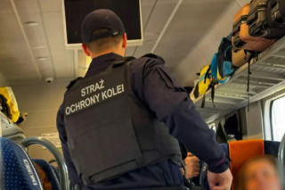 Koszmar w pociągu do Wrocławia. Agresywny pasażer zakuty w kajdanki