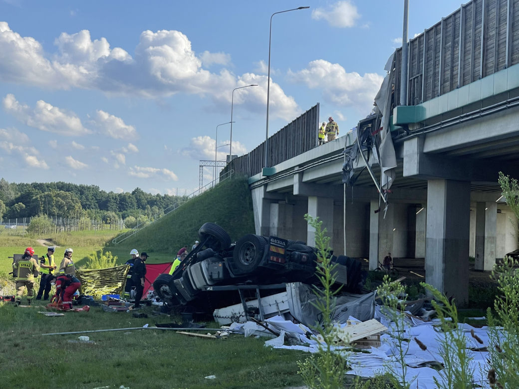 Ciężarowka spadła z wiaduktu na S8 pod Radzyminem