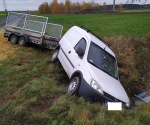 Stłuczka na obwodnicy Święciechowy. Przyczepa jednego auta uderzyła w drugie