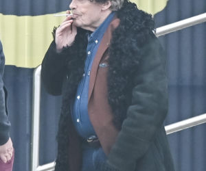 Daniel Olbrychski pali pod zakazem palenia