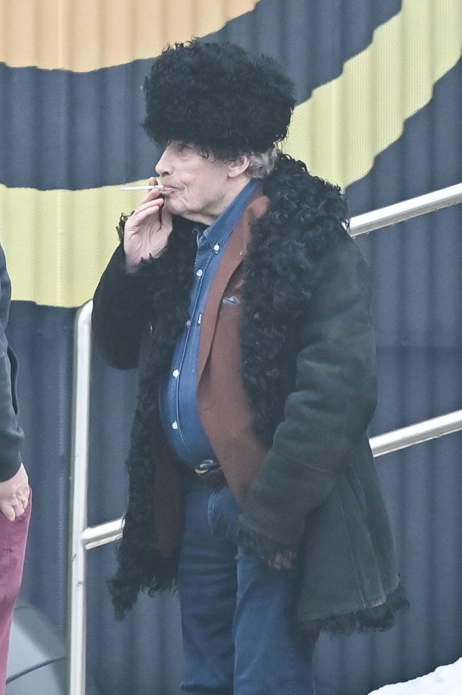 Daniel Olbrychski pali pod zakazem palenia