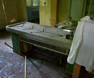 Sfotografował opuszczony szpital i prosektorium. Tylko dla ludzi o mocnych nerwach! 