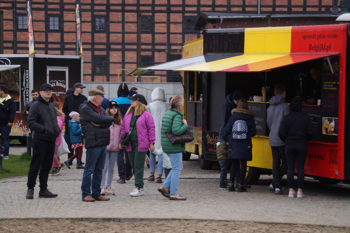 Festiwal Smaków Food Trucków 2023. Restauracje na kółkach zaparkowały na Wyspie Młyńskiej! [ZDJĘCIA]