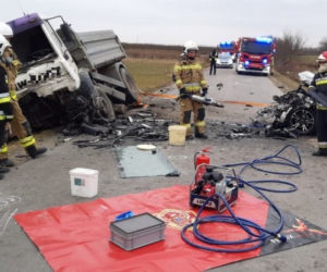 Opel czołowo zderzył sie z cieżarówką, nie żyje mężczyzna. TRAGEDIA na drodze w Stobiernej [ZDJĘCIA]