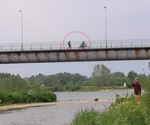Most w Ostrowie - mieszkańcy łamią zakaz i przekraczają przeprawę