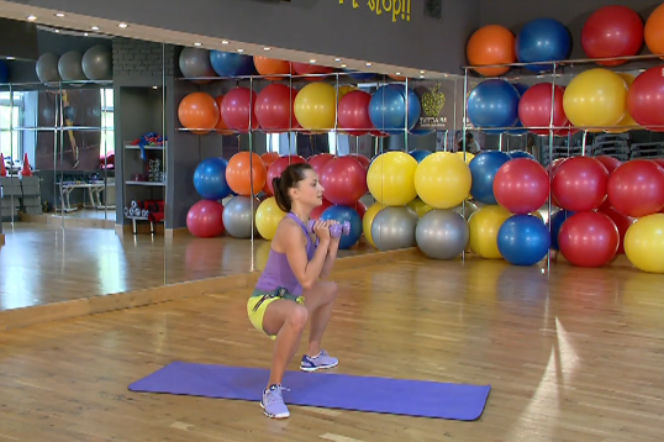 Ćwiczenia na seksowne pośladki: trening z... hantlami [WIDEO]