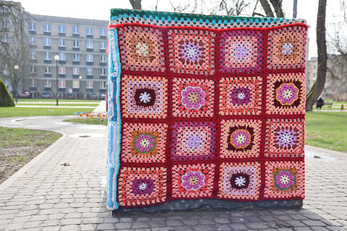 Kolorowe instalacje opanowały Lublin. Tak „Otulanie włóczką” świętuje swoje 10. urodziny!