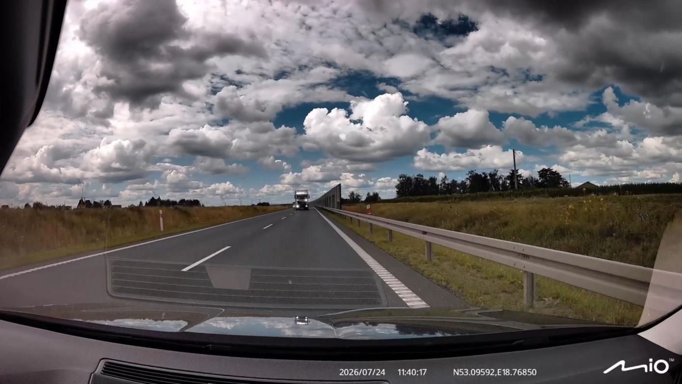 Kierowca ciężarówki wyprzedzał „na trzeciego” i zepchnął auto na pobocze! Mrożące krew w żyłach nagranie