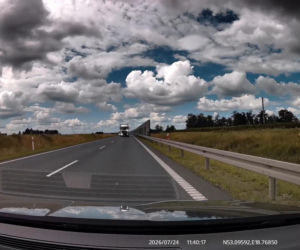 Kierowca ciężarówki wyprzedzał „na trzeciego” i zepchnął auto na pobocze! Mrożące krew w żyłach nagranie