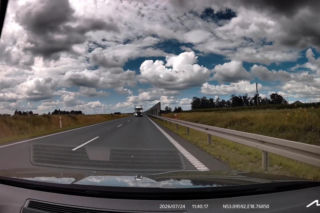 Kierowca ciężarówki wyprzedzał „na trzeciego” i zepchnął auto na pobocze! Mrożące krew w żyłach nagranie