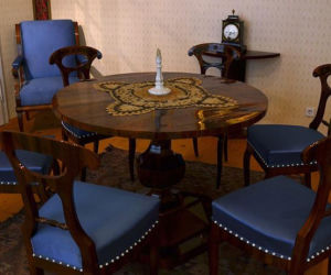 Biedermeier, wiedeński salonik z ok. 1830 roku. W kształtach mebli widoczna większa swoboda twórcza.
