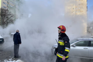 Pękła rura, w asfalcie dziura! Kolejne awarie paraliżują Warszawę. Dzielnice bez ogrzewania