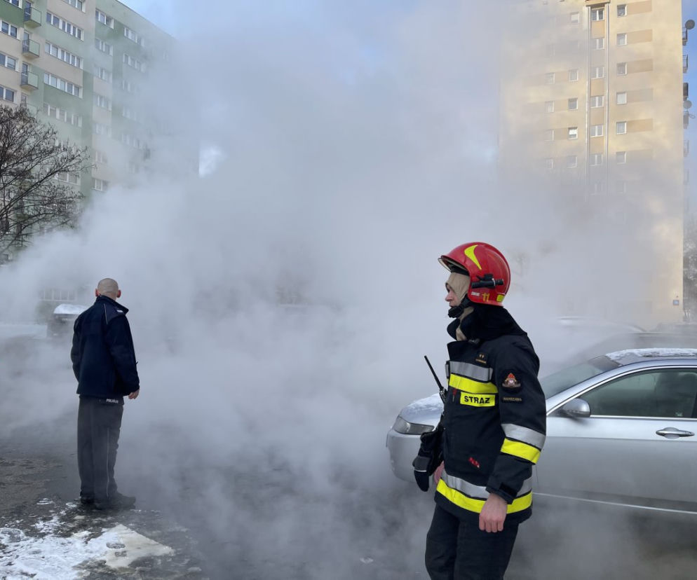 Rura rozsadziła chodnik na Bielanach