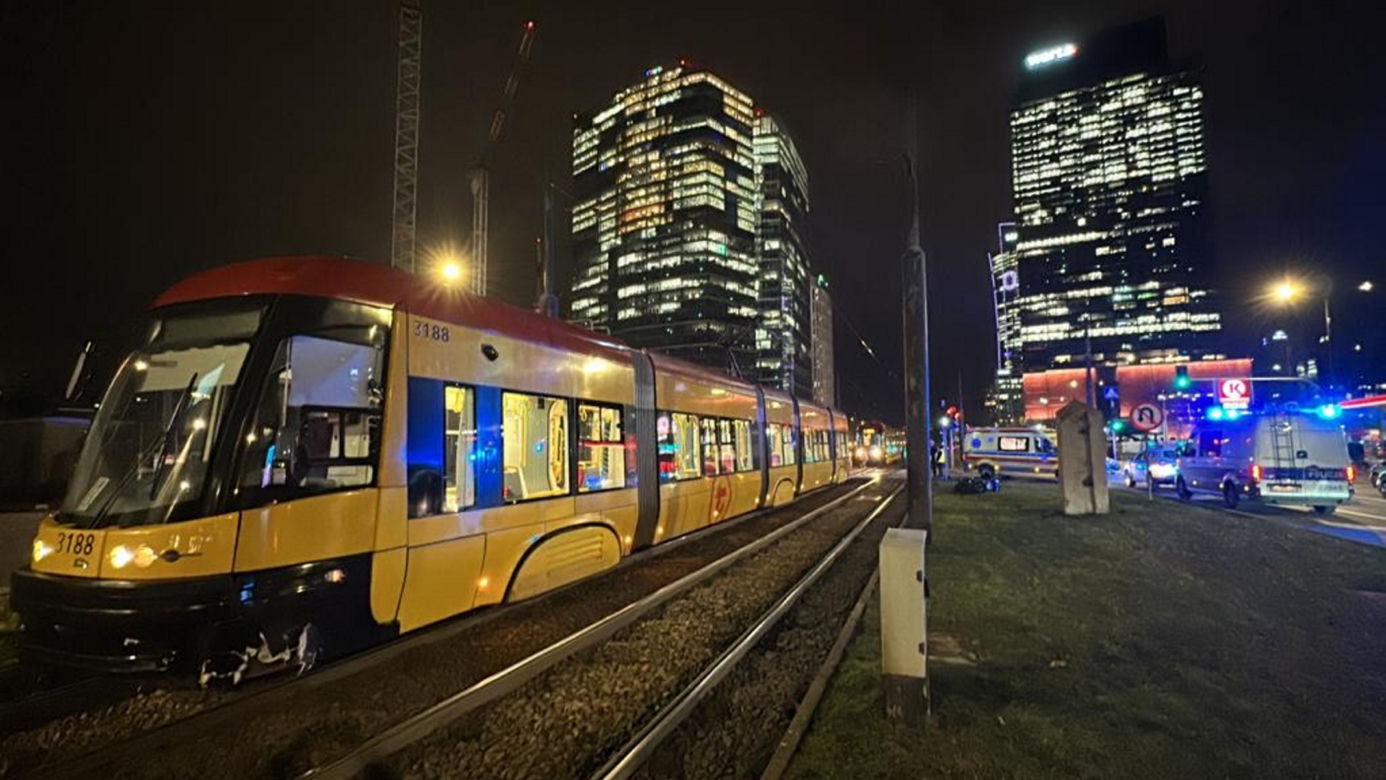 Wjechał skuterem w tramwaj! Poważny wypadek dostawcy jedzenia 