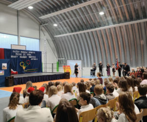 Dzieci z podstawówki w Pniewie mogą korzystać z nowej hali sportowej