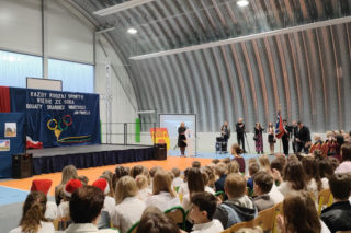 Dzieci z podstawówki w Pniewie mogą korzystać z nowej hali sportowej