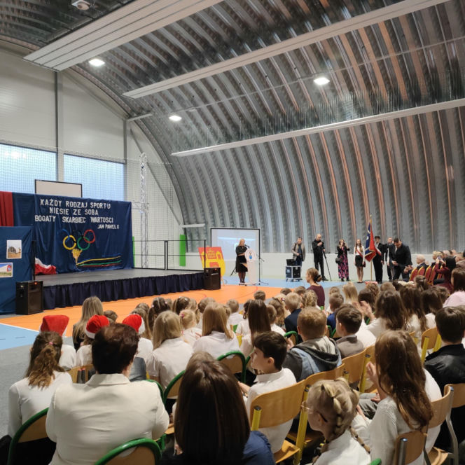 Dzieci z podstawówki w Pniewie mogą korzystać z nowej hali sportowej