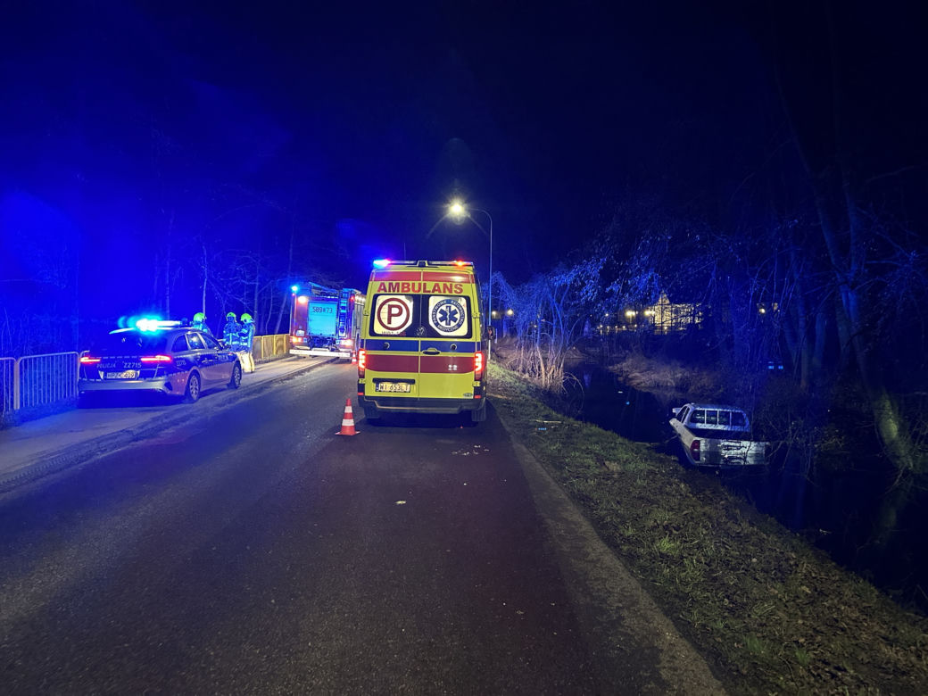 Zjechał z drogi wprost do rzeki. Jego auto postanowiło popływać w cieku wodnym