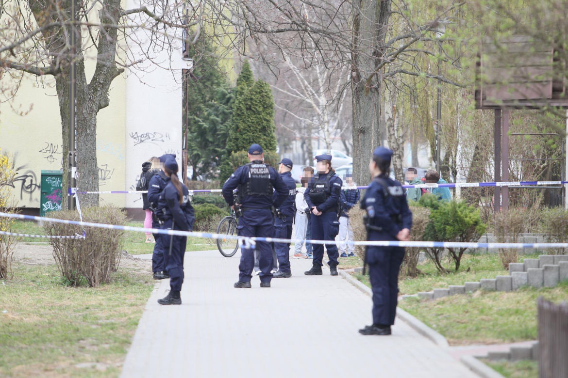 Przerażająca relacja sąsiadów, W mieszkaniu w Wołominie znaleziono ciała dwóch osób, ranny 19-latek w szpitalu