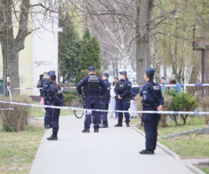 Przerażająca relacja sąsiadów, W mieszkaniu w Wołominie znaleziono ciała dwóch osób, ranny 19-latek w szpitalu