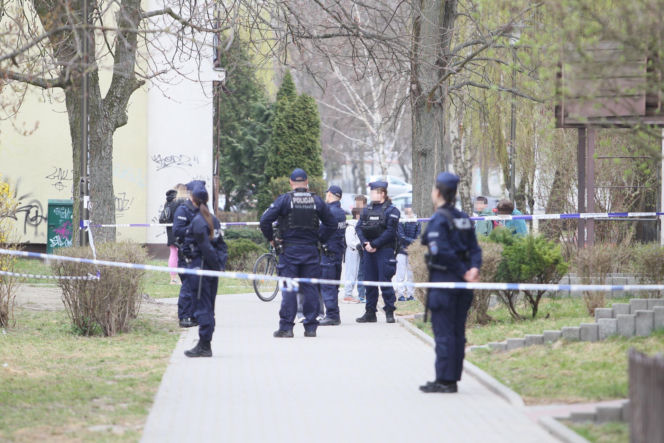 Przerażająca relacja sąsiadów, W mieszkaniu w Wołominie znaleziono ciała dwóch osób, ranny 19-latek w szpitalu