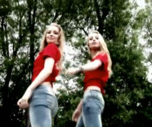 Piękne bliźniaczki zaśpiewały 100 lat Kaczyńskiemu. Później rozebrały się dla panów