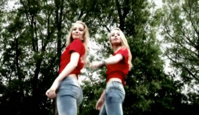 Piękne bliźniaczki zaśpiewały "100 lat" Kaczyńskiemu. Później rozebrały się dla panów