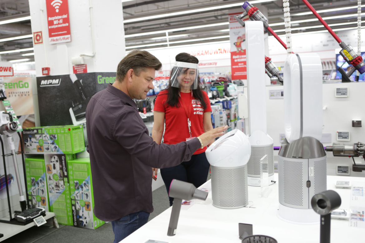 Koronawirus w Polsce: Zenek Martyniuk bez maseczki w Media Markt