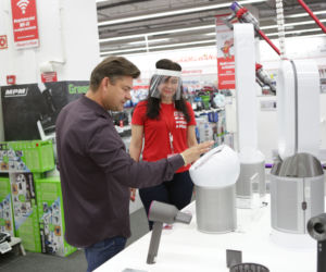Koronawirus w Polsce: Zenek Martyniuk bez maseczki w Media Markt