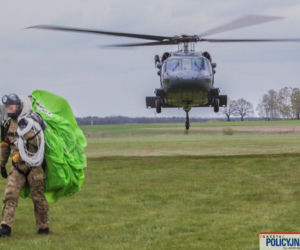 Policyjny black hawk nad Warszawą