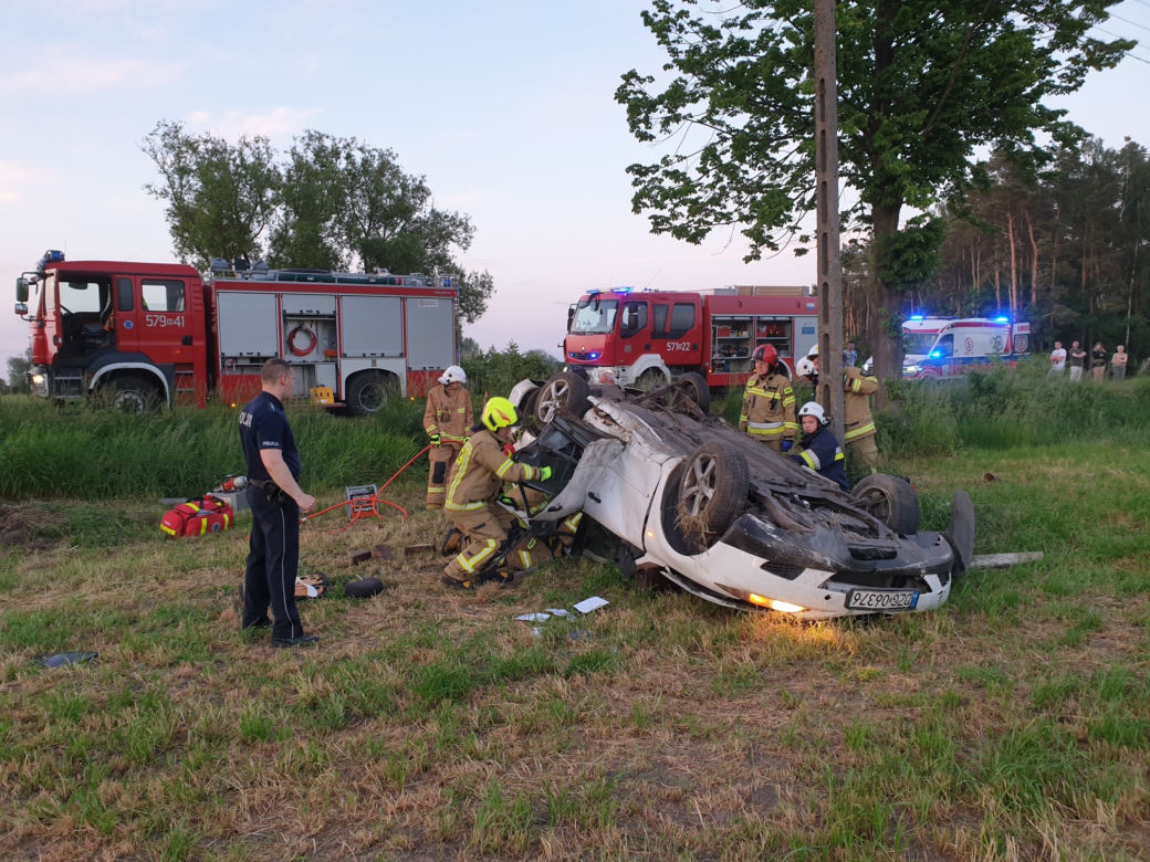 ZDJĘCIA z makabrycznego wypadku pod Płońskiem! 28-latka zakleszczona w zmiażdżonej maździe. Sama jest sobie winna