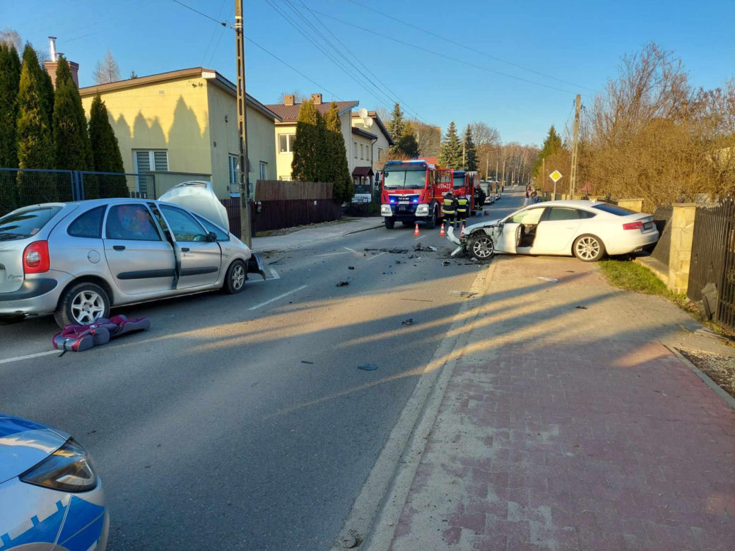 Czołowe zderzenie na ulicy Kościelnej w Starachowicach