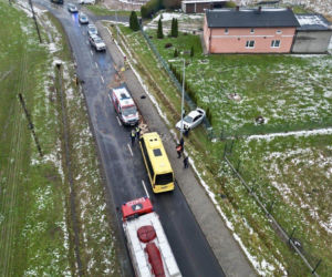 18-letni kierowca bmw walczy o życie po zderzeniu z autobusem. Do szpitala zabrał go śmigłowiec LPR