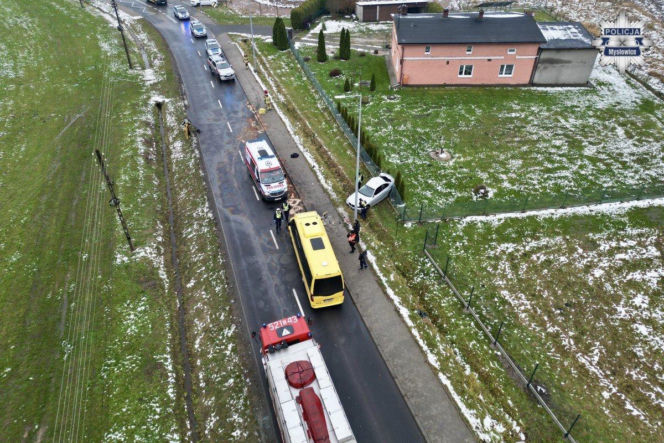 18-letni kierowca bmw walczy o życie po zderzeniu z autobusem. Do szpitala zabrał go śmigłowiec LPR