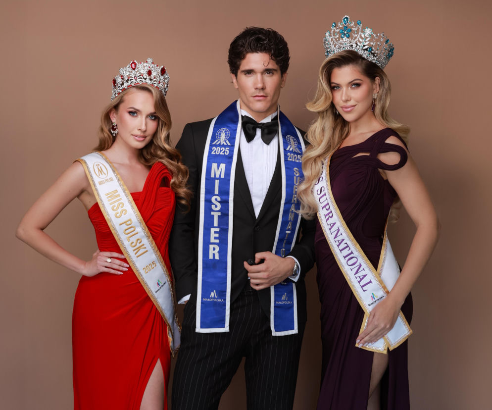 Oliwia Mikulska – Miss Polski 2025 w czerwonej sukni z koroną, Mister Supranational 2025 w garniturze z niebieską szarfą, oraz Miss Supranational 2025 w fioletowej sukni z koroną, prezentują się razem przed Festiwalem Piękna. Więcej o tym wydarzeniu przeczytasz na naszym portalu.